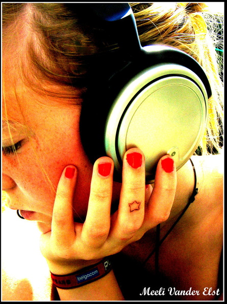 Headphones_by_meeli017.jpg